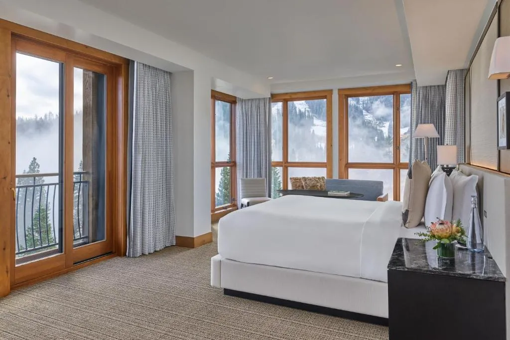 Larger Guest room, 1 King, Mountain view, Corner room