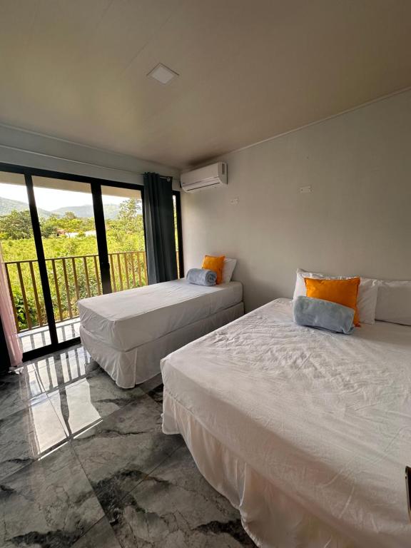 Postel nebo postele na pokoji v ubytování Villas Sapiens Arenal