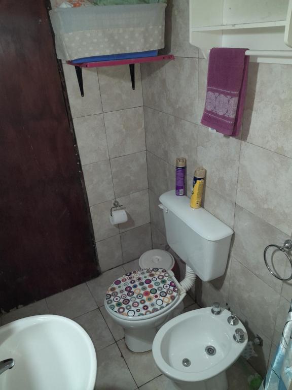 a small bathroom with a toilet and a sink at Cabañas aromit in Villa Los Aromos