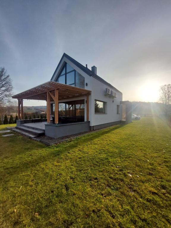 een huis met een grote tuin met een tuinhuisje bij Lawendowa Stodoła in AdamÃ³w