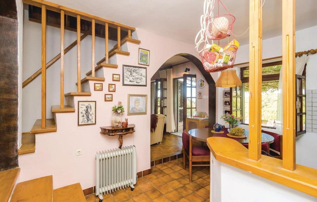 ein Wohnzimmer mit einer Treppe und einem Tisch in der Unterkunft Holiday house Bore in Babino Polje