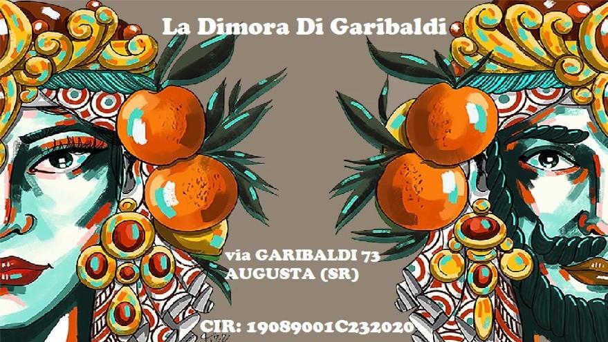 uma pintura de uma mulher com laranjas na cabeça em La Dimora Di Garibaldi em Augusta