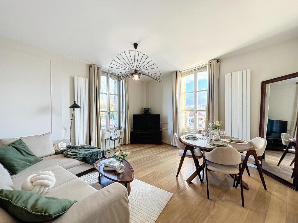 a living room with a couch and a table at Le Patio’nnement, Troyes, Centre in Troyes