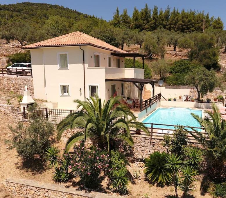 En udsigt til poolen hos Alonissos 4-bedroom large villa with Private pool eller i nærheden