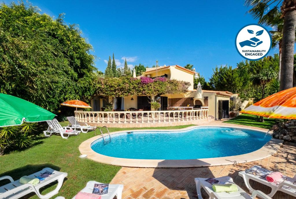 Villa con piscina frente a una casa en Villa Bantayan by Algarve Vacation, en Albufeira
