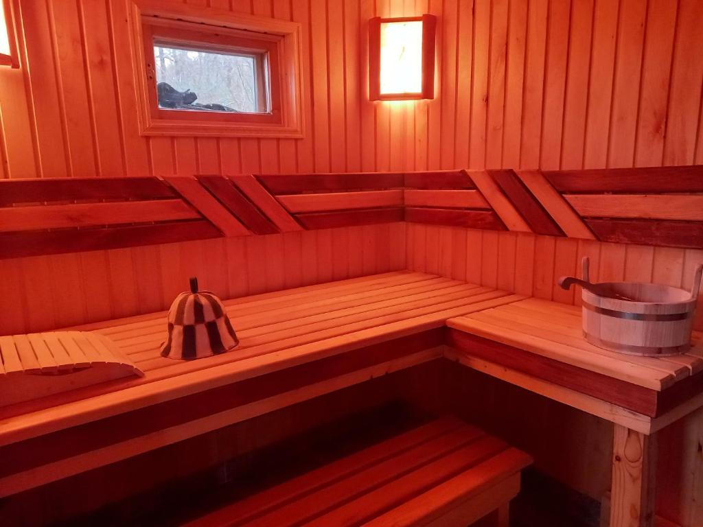 - un banc dans un sauna avec un pot dans l'établissement Goryanka, à Yaremtche