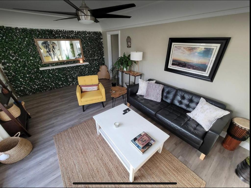 sala de estar con sofá y mesa de centro en deluxe double bedroom in a central two bedroom duplex, en Los Ángeles