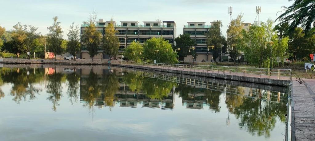 Výhled na řeku, která protéká v blízkosti aparthotelu