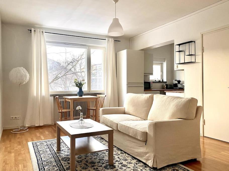 uma sala de estar com um sofá e uma mesa em Martin Helmi em Turku