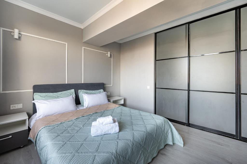 um quarto com uma cama com uma toalha em One Bedroom Apartment Near Arbat In The Heart of Almaty em Almaty