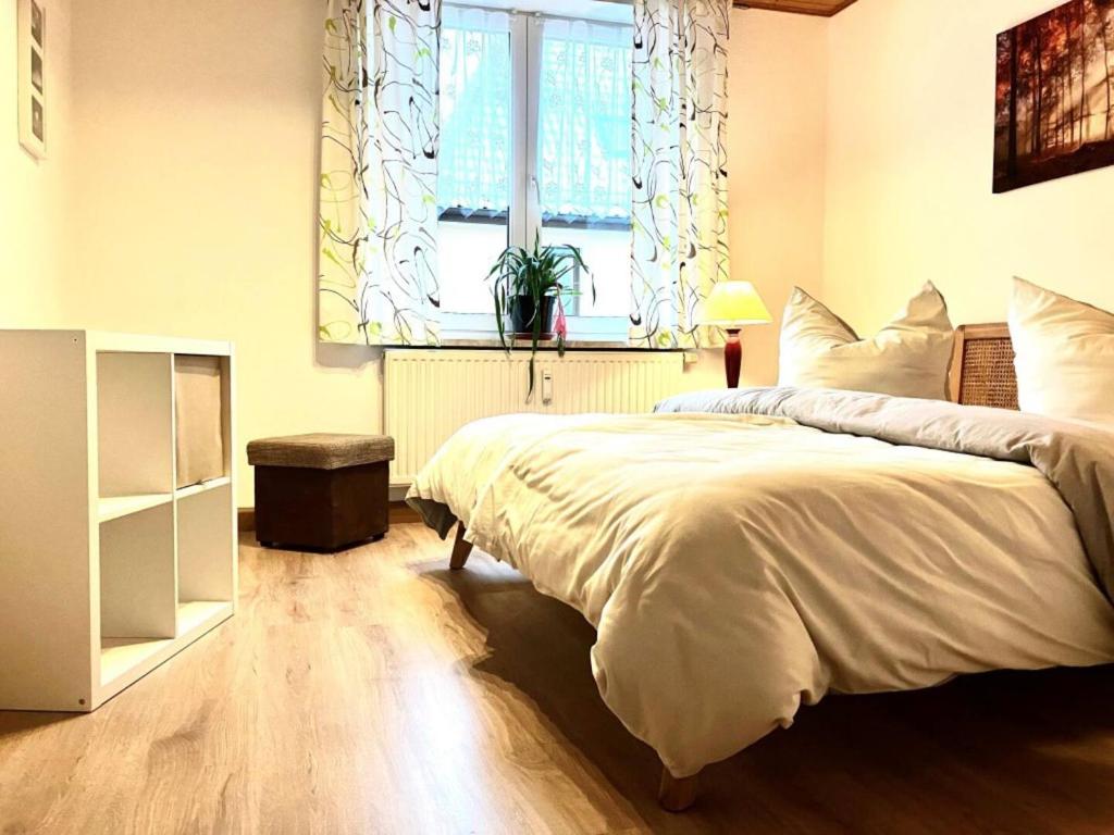 um quarto com uma cama grande e uma janela em Quartier Planitz em Zwickau