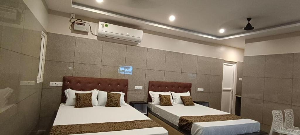- une chambre avec 2 lits et la climatisation dans l'établissement Selvasi Beach Cottage, à Auroville