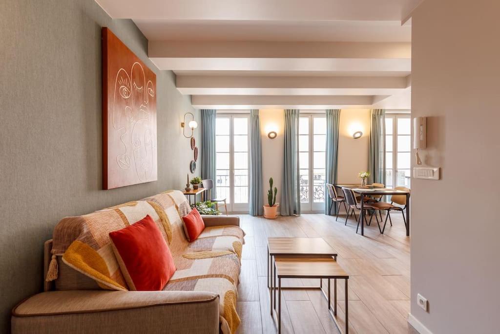 un salon avec un canapé et une table dans l'établissement Appartement élégant plein centre, à Toulon