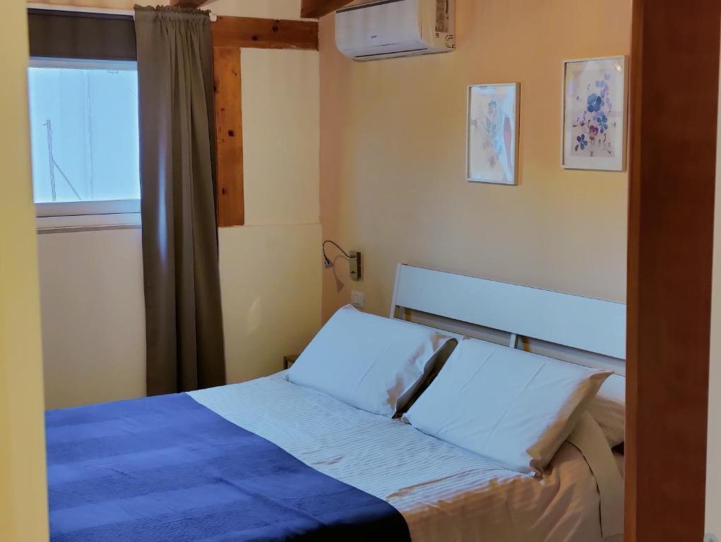 Łóżko lub łóżka w pokoju w obiekcie Cuttigghiu Holiday Apartment