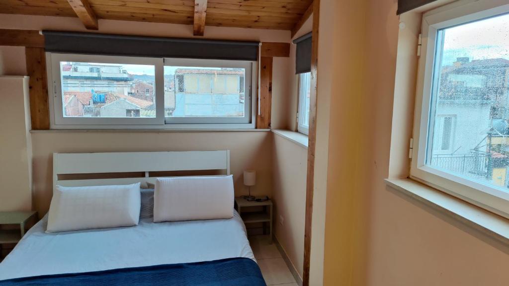 Łóżko lub łóżka w pokoju w obiekcie Cuttigghiu Holiday Apartment