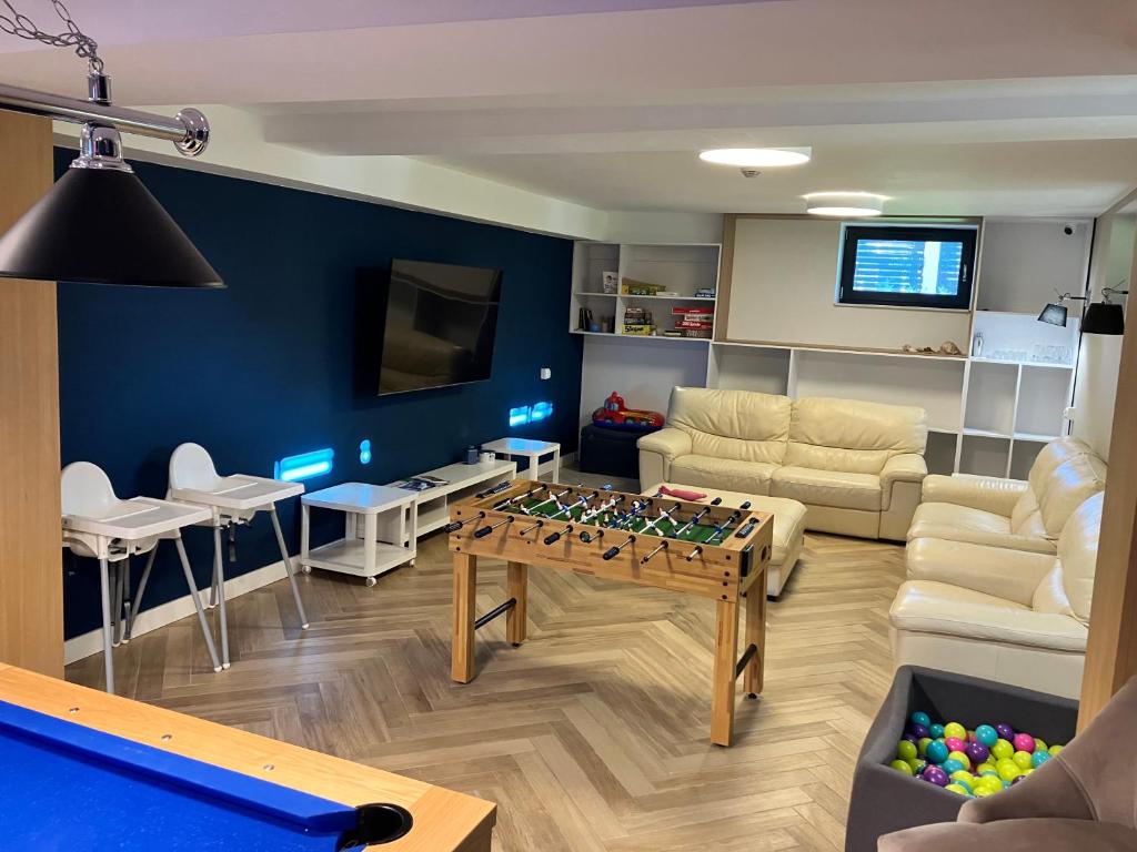 TV a/nebo společenská místnost v ubytování Villa Meteo, FREE PARKING , SAUNA
