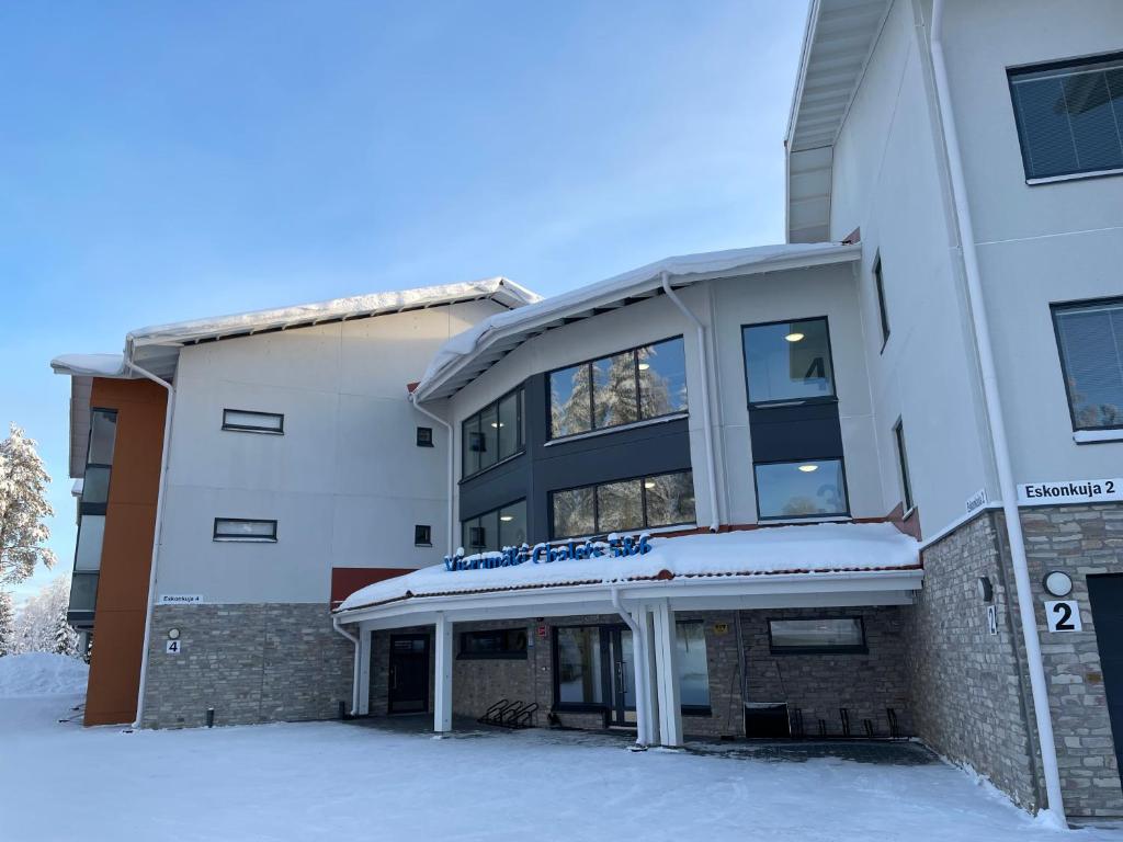 un edificio con nieve en el suelo delante de él en Hyvin varusteltu yksiö 27 m² , Vierumäki Chalets 6, en Vierumaki