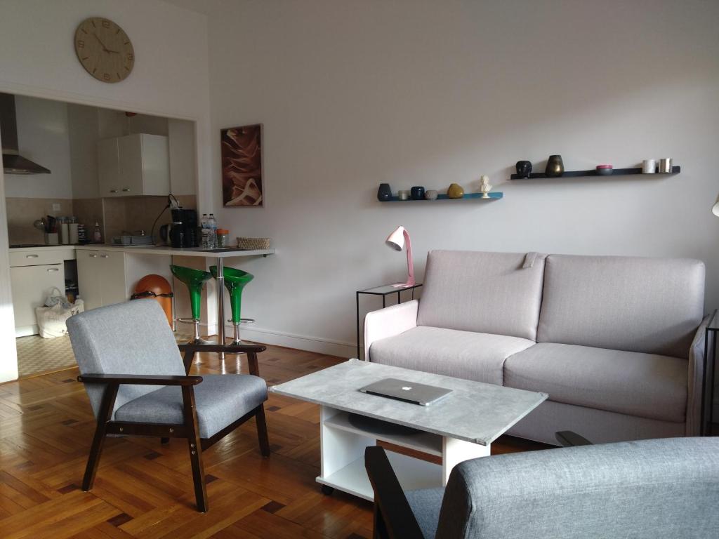 un salon avec un canapé et une table dans l'établissement Nice appartement centre, à Nice