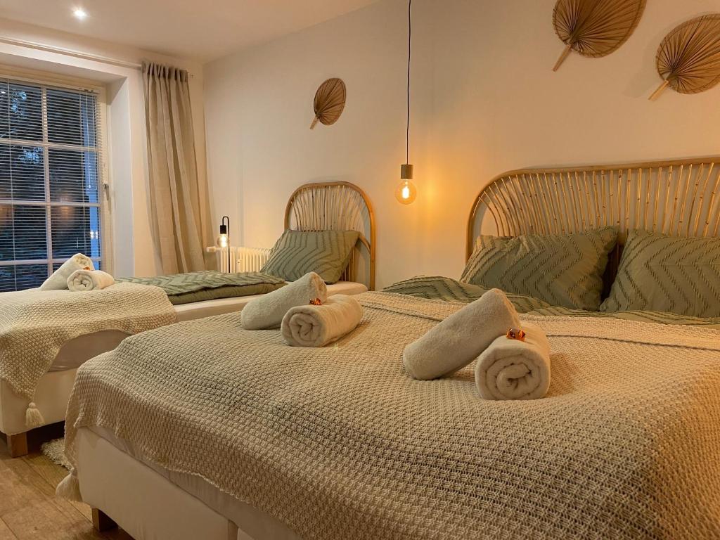 um quarto com 2 camas e toalhas em Bamboo Berlin em Berlim