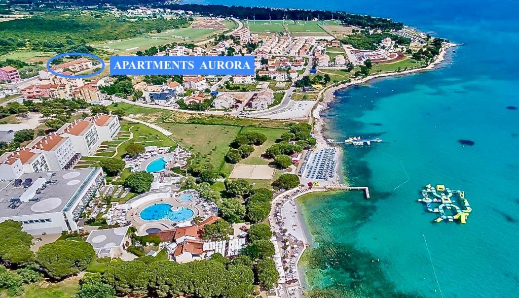 een luchtzicht op het albuquerque resort bij Apartments Aurora near beach in Medulin