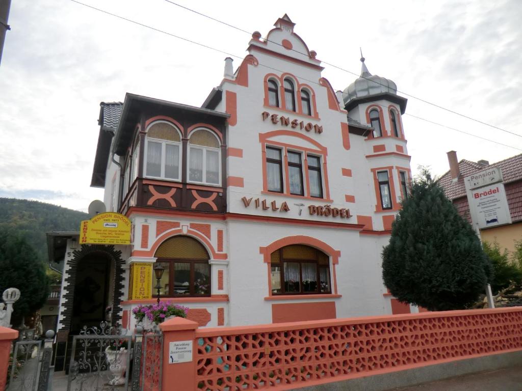 een gebouw dat op een kasteel lijkt bij Pension Villa Brödel in Bad Blankenburg