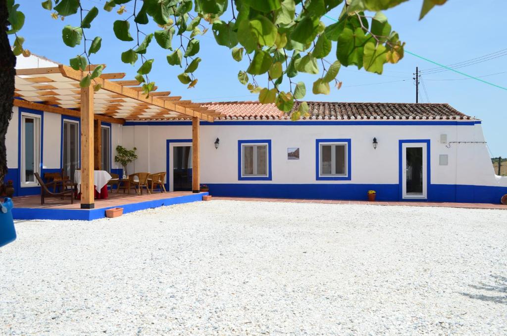 Cette villa offre une vue sur une maison. dans l'établissement Casa do Forte Elvas, à Elvas