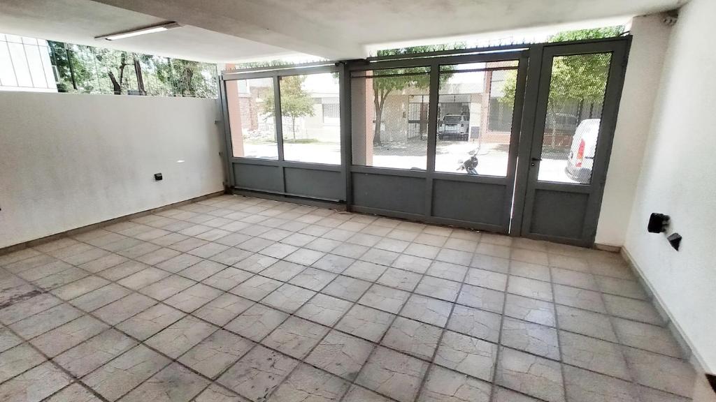 an empty room with glass doors and a tiled floor at Lavalle II in Venado Tuerto