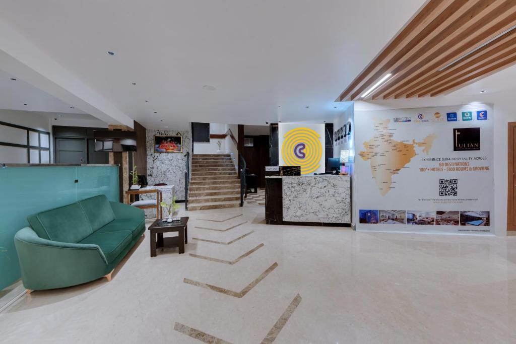 een woonkamer met een groene bank en een kaart bij Click Sunburry Hotel Katra in Katra