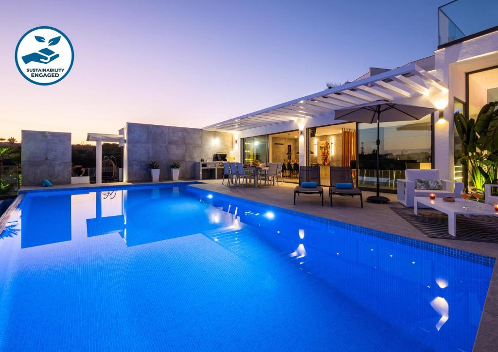 uma piscina em frente a uma casa em Villa Boa Vida by Algarve Vacation em Armação de Pêra