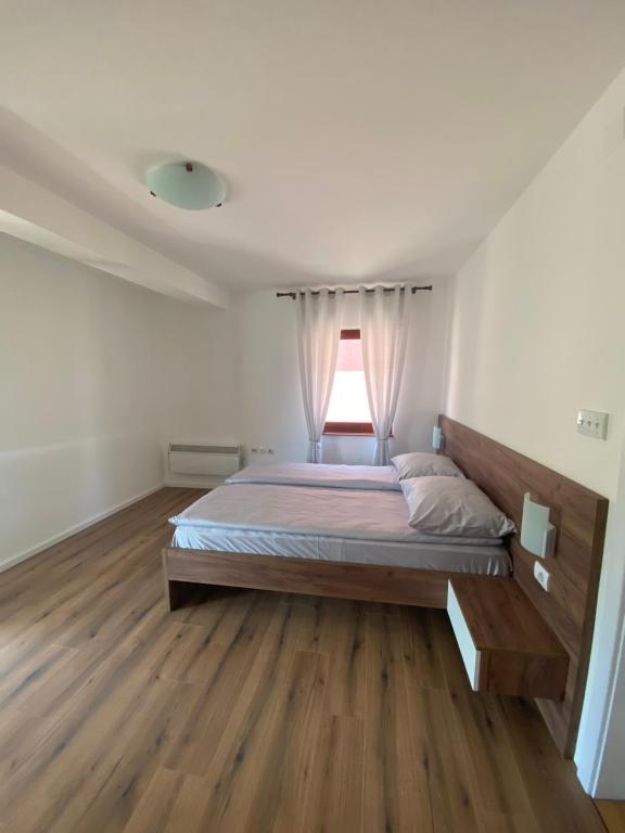 Postel nebo postele na pokoji v ubytování MR Apartmani Banja Vrujci