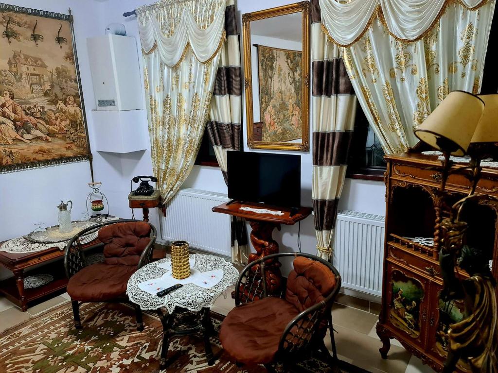 TV a/nebo společenská místnost v ubytování Armenopolis - Adults Only