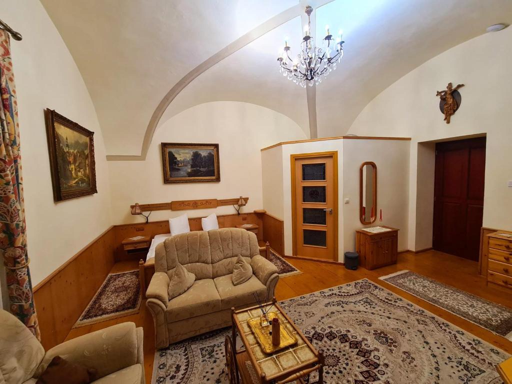 uma sala de estar com um sofá e uma mesa em Armenopolis - Adults Only em Gherla