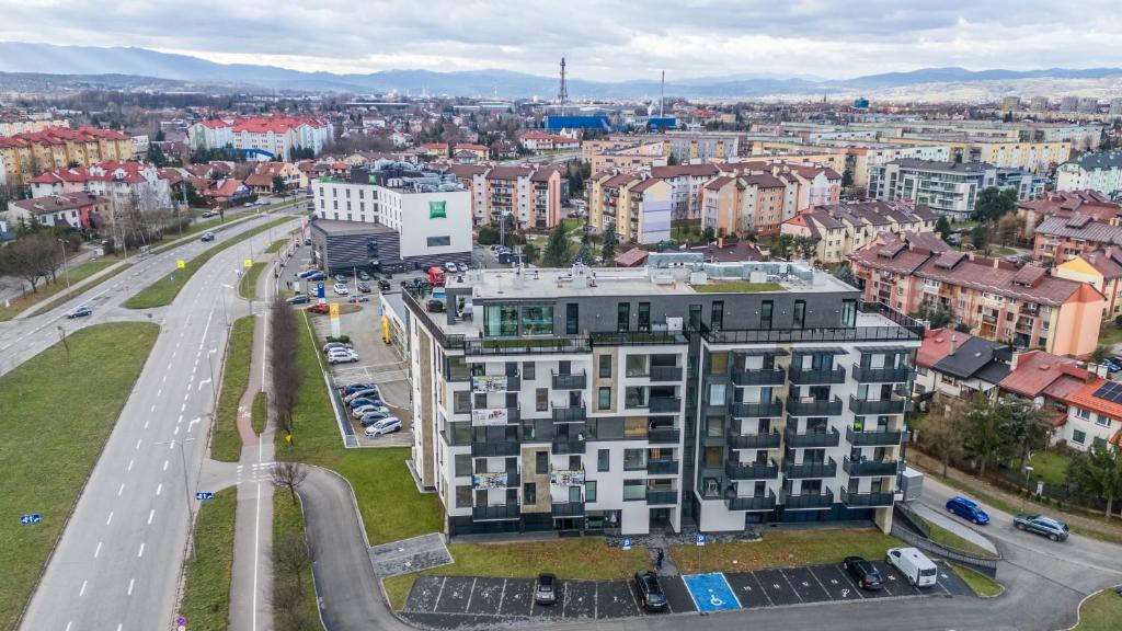 una vista aérea de una ciudad con edificios en Beskid Apartamenty en Nowy Sącz