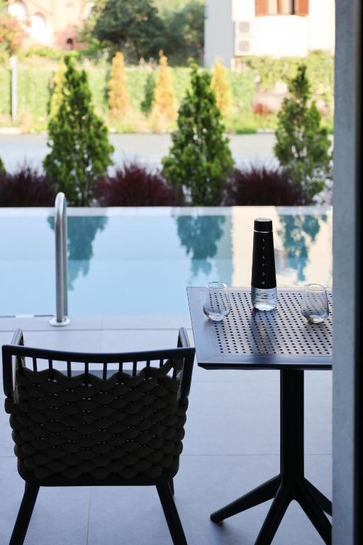 Bazén v ubytování LAN-GO SIVOTA Luxury Living nebo v jeho okolí