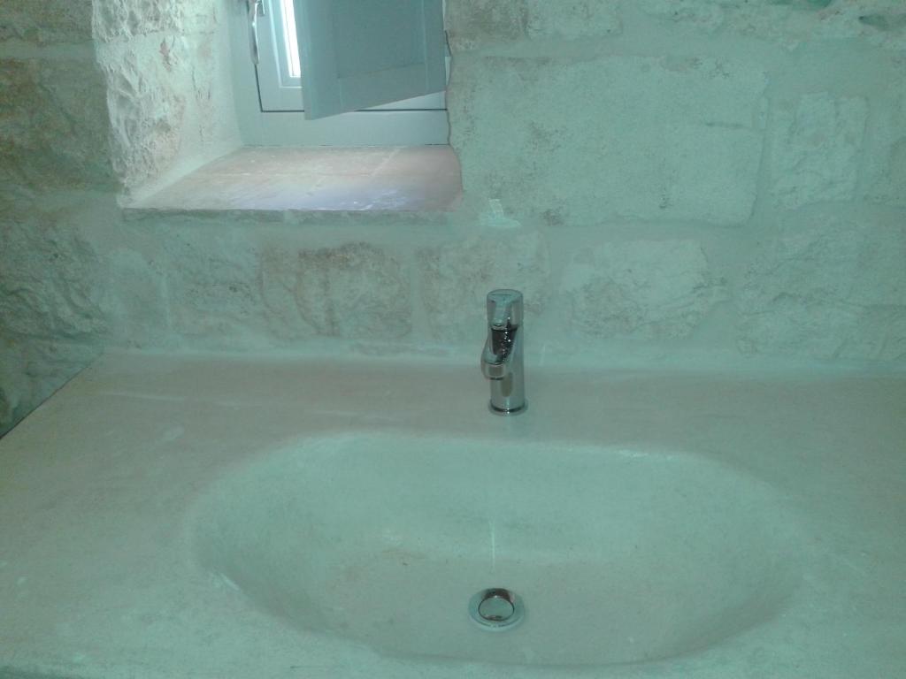 A bathroom at Trulli Spinosa