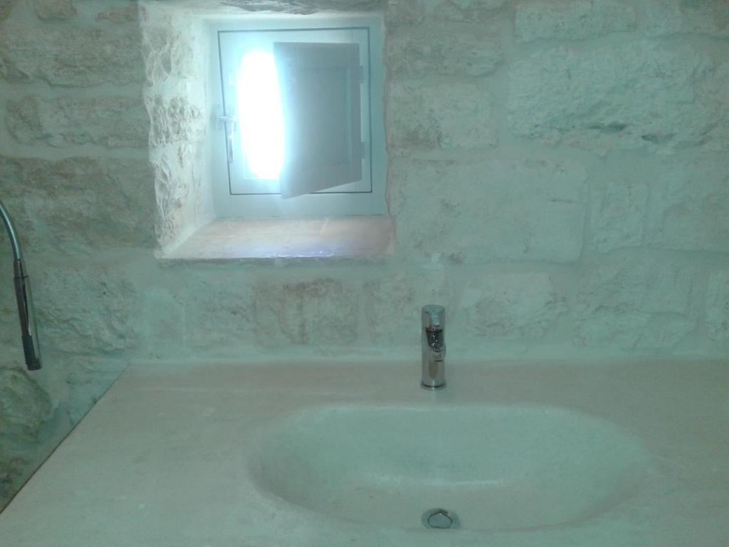 A bathroom at Trulli Spinosa
