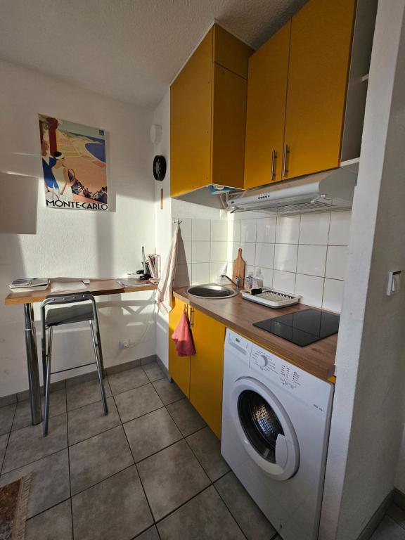 Kuchyňa alebo kuchynka v ubytovaní Studio Sanary-sur-Mer proche gare