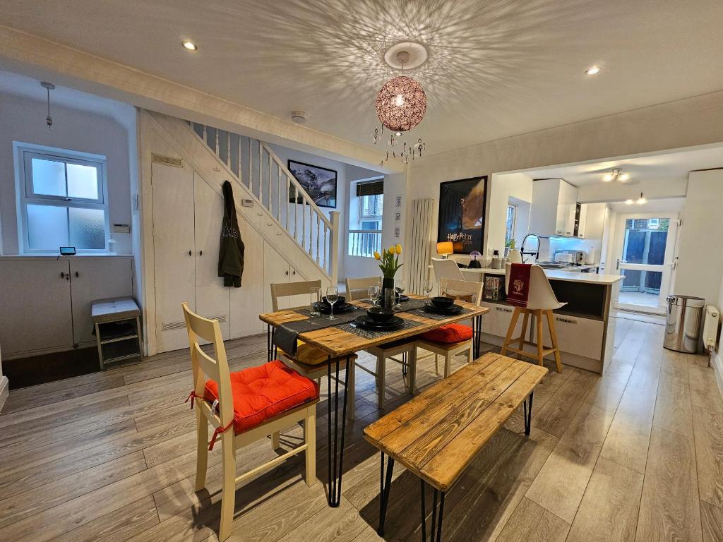 a kitchen and dining room with a table and chairs at MAGICAL HARRY POTTER HOME IN WATFORD with FREE off-street PARKING in Watford