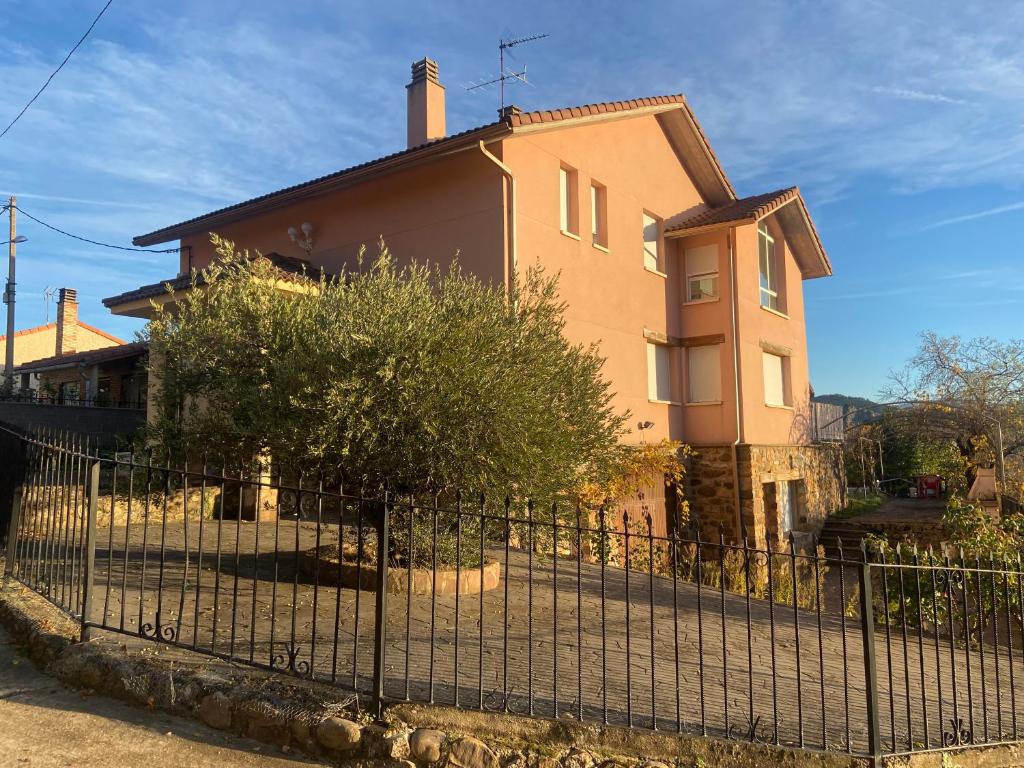 una casa con una valla delante en La casa de Serafín y Manoli, en Nestares