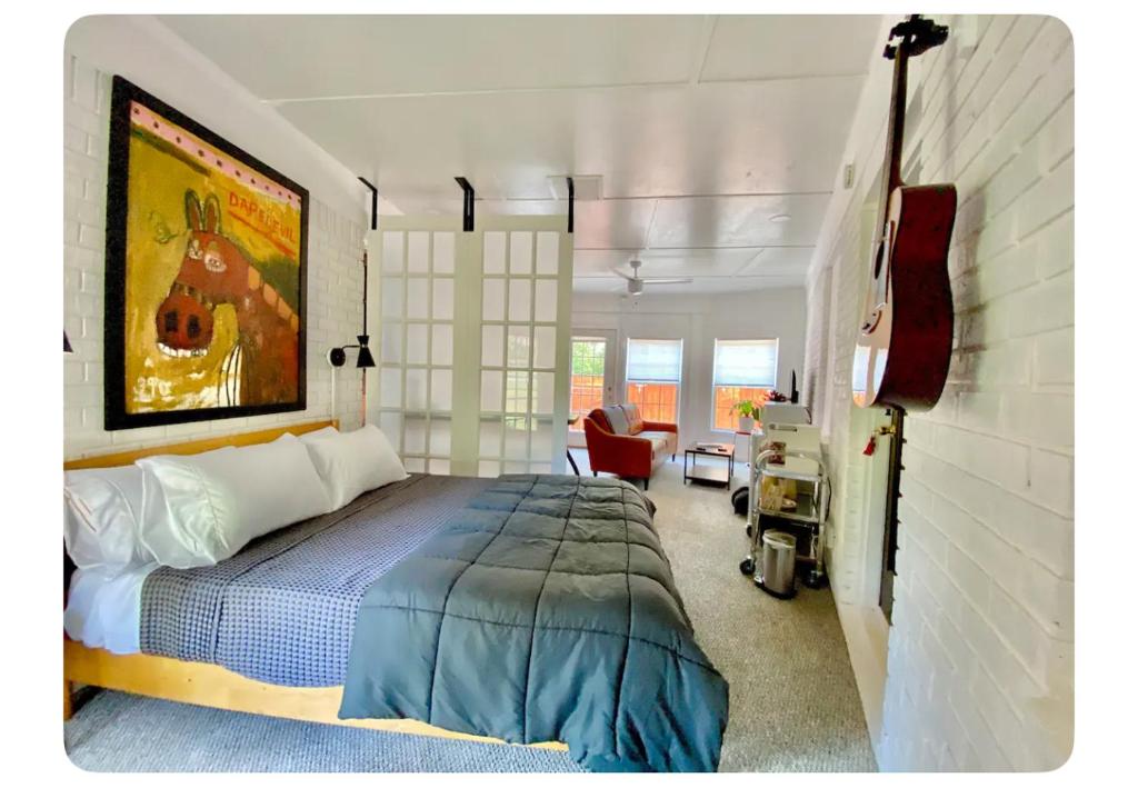Postel nebo postele na pokoji v ubytování Toadhaus Studio in quiet residential neighborhood ATHENS