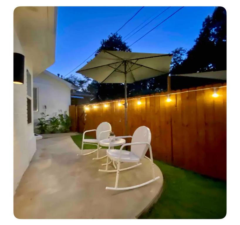 Patio nebo venkovní prostory v ubytování Toadhaus Studio in quiet residential neighborhood ATHENS