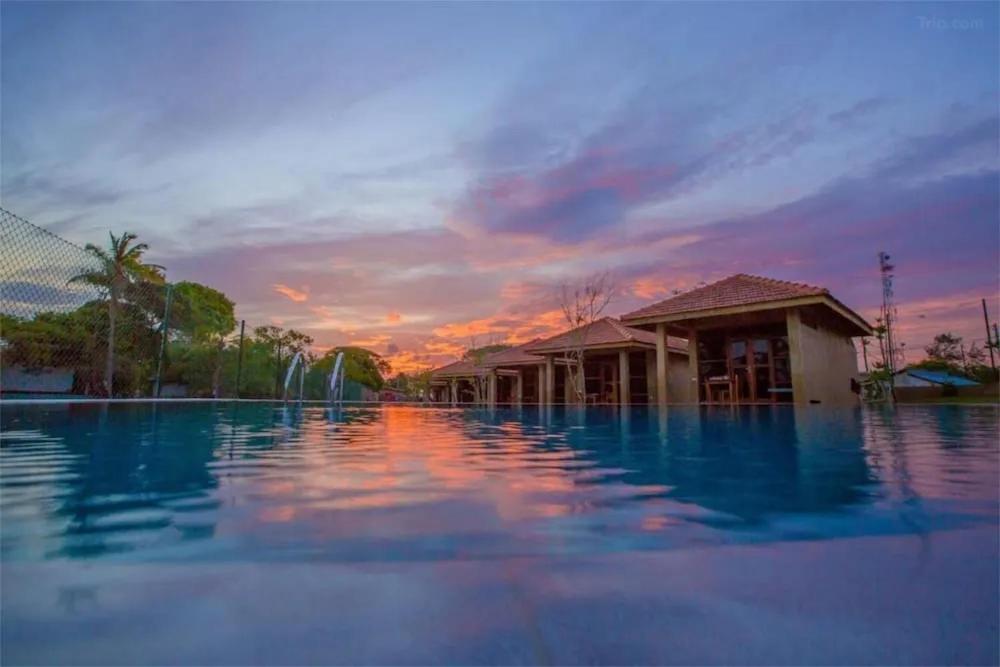 Bazén v ubytování Nikara Beach Villas Arugambay nebo v jeho okolí