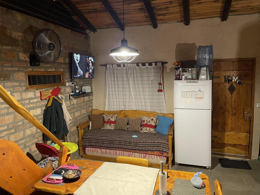 uma sala de estar com um sofá e um frigorífico em ALTOS DE PUNILLA em Casa Grande