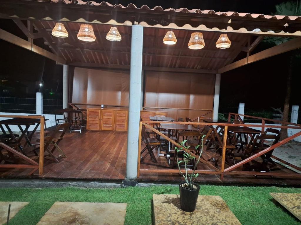 eine Gruppe von Tischen und Stühlen in einem Pavillon in der Unterkunft Essência de Atins in Atins