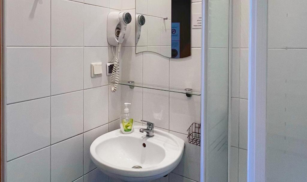 Fry House Hostel - 15min to Dworzec Zachodni, 5min to Klub Progresja - Triple Room With Bathroom