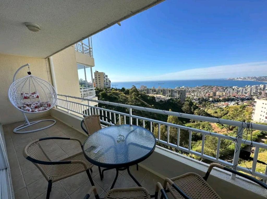a balcony with a table and chairs and a view of the ocean at Departamento con vista al mar in Viña del Mar