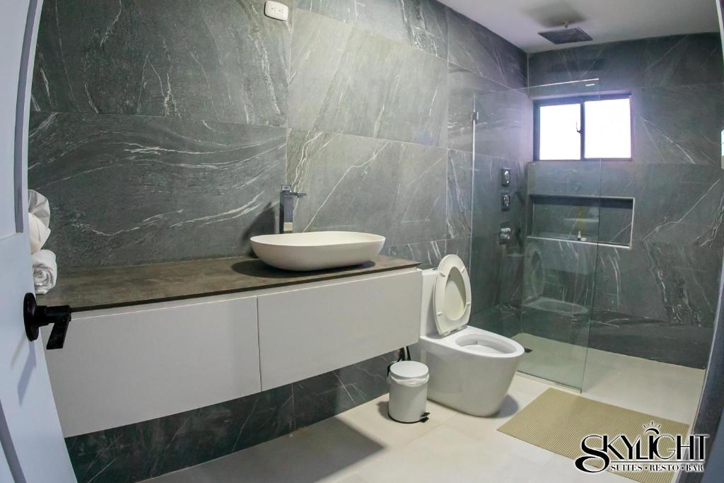 Koupelna v ubytování Skylight Suites Hotel