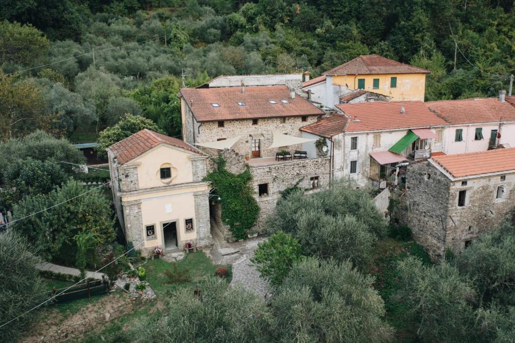 une vue aérienne d'un groupe de bâtiments dans l'établissement Un'Ottima Annata B&B, à Montedivalli Chiesa