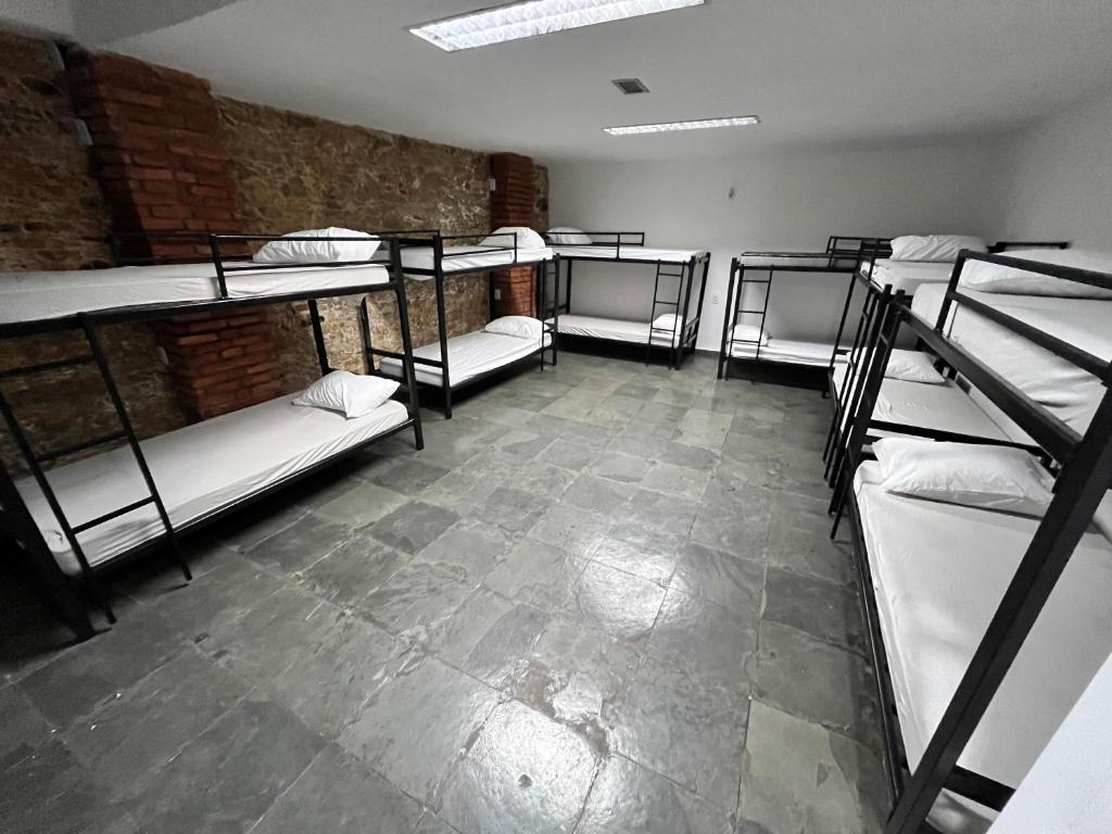 Двухъярусная кровать или двухъярусные кровати в номере Arcos Da Lapa Hostel