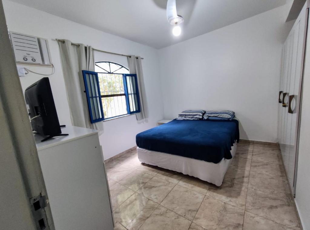 阿拉魯阿馬的住宿－Casa Alto da Boa Vista - 3 quartos，一间卧室配有一张床和一台电视